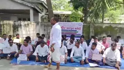 ঢেকিয়াজুলি ভাগ: পাঁচ দফিয়া দাবীৰে সদৌ অসম আদিবাসী ছাত্ৰ সন্থাই ঢেকীয়াজুলিত ২ ঘণ্টীয়া অৱস্থান ধৰ্মঘট কাৰ্যসূচী ৰূপায়ণ কৰে