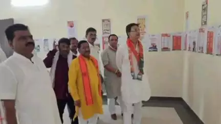ललितपुर: भाजपा पार्टी जिला कार्यालय पर सांसद ने सरकार के 11 साल पूर्ण होने के अवसर पर प्रदर्शनी का फीता काटकर किया शुभारंभ