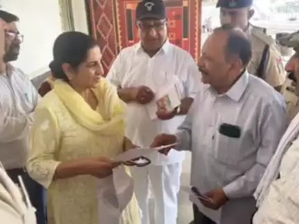 सिहोरा: सिहोरा रेलवे स्टेशन पर ट्रेनों के स्टॉपेज की मांग को लेकर लक्ष्य जिला सिहोरा समिति ने सौंपा ज्ञापन