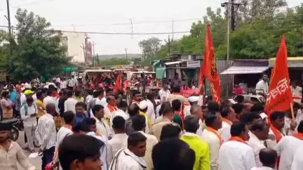 औंढा नागनाथ: उबाठा शिवसेनेचा औंढा नागनाथ तहसील कार्यालयावर विविध मागण्यासाठी धडकला ट्रॅक्टर मोर्चा