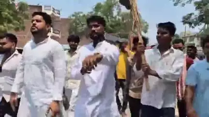 बांसडीह: बांसडीह कस्बे में विद्युत समस्याओं को लेकर कांग्रेस के प्रदेश महासचिव अभिजीत तिवारी के नेतृत्व में लोगों ने किया विरोध