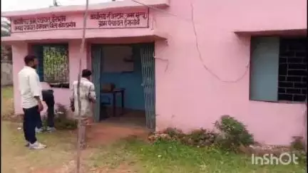 केशकाल: ईरागांव पंचायत के रोजगार सहायक ने राशन कार्ड बनाने के एवज में महिला से दिन में मुर्गा और रात में सेक्स की मांग की