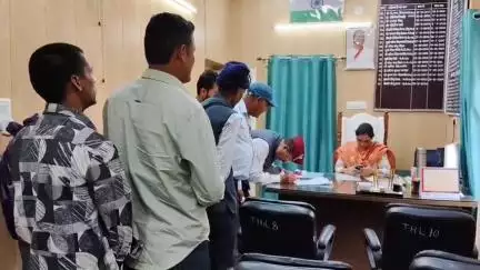 बाराकोट ब्लॉक में पनार नदी में हो रहे अवैध खनन को रोकने की मांग को लेकर ग्रामीणों ने एसडीएम लोहाघाट को दिया ज्ञापन।