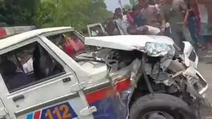 पूर्णिया पूर्व: मनसाराम पुल के समीप पुलिस वाहन और ट्रैक्टर में हुई टक्कर, उग्र ग्रामीणों ने पुलिस वाहन को किया छतिग्रस्त