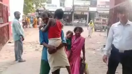 सीतापुर: जिला अस्पताल में बीमार बच्चों को नहीं मिला इलाज, ना दिया गया स्टेचर, ना एम्बुलेंस और ना ही रेफर कागज