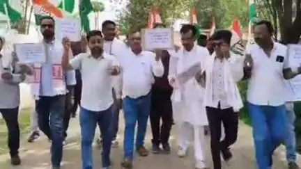 राजपुर: राजपुर में कांग्रेस कार्यकर्ताओं ने युक्तियुक्तकरण का विरोध करते हुए विकास खण्ड शिक्षा अधिकारी कार्यालय का किया घेराव