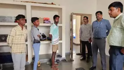 ಚಳ್ಳಕೆರೆ: ನಗರದ ಪರಿಶಿಷ್ಟ ವರ್ಗಗಳ ಮೆಟ್ರಿಕ್ ನಂತರ ವಿದ್ಯಾರ್ಥಿ ನಿಲಯಕ್ಕೆ ಜಿಪಂ ಸಿಇಒ ಸೋಮಶೇಖರ್ ಭೇಟಿ
