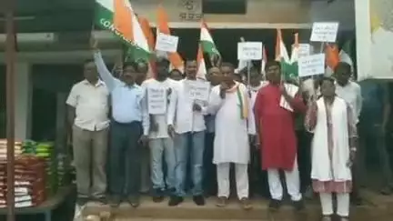 सामरी कुसमी: कुसमी में कांग्रेस कार्यकर्ताओं ने युक्तियुक्तकरण का किया विरोध, बीईओ कार्यालय का किया घेराव