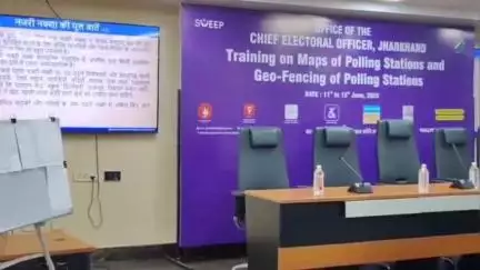 नगड़ी: निर्वाचन सदन में मुख्य निर्वाचन पदाधिकारी ने मतदान केंद्रों के मैप और जियो फेंसिंग के प्रशिक्षण का किया शुभारंभ