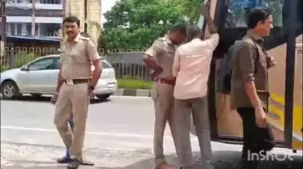 ആലുവ: അങ്കമാലിയിൽ ടൂറിസ്റ്റ് ബസിൽ കടത്തുകയായിരുന്ന 200 ഗ്രാം എം.ഡി.എം.എയുമായി തലശ്ശേരി സ്വദേശി പിടിയിൽ