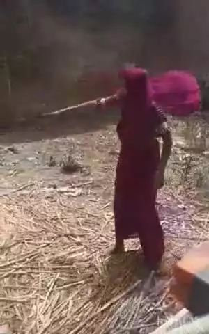 अजीतमल: कोतवाली क्षेत्र के ग्राम पंचायत मुढ़ेना रूपशाह में महिला ने किसानों को झूठे मुकदमे में फसाने की धमकी दी, वीडियो हुआ वायरल