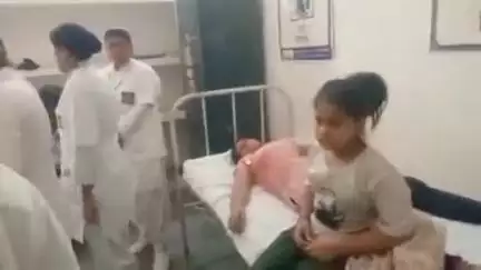 सिकंदरपुर: कठघरा शिव मंदिर के समीप तेज रफ्तार टेम्पू पलटने से चार लोग घायल