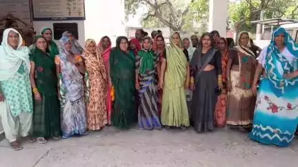 मांट: गांव प्रेम नगर में शराब का ठेका हटवाने की मांग, शराबियों द्वारा अश्लीलता की जा रही है