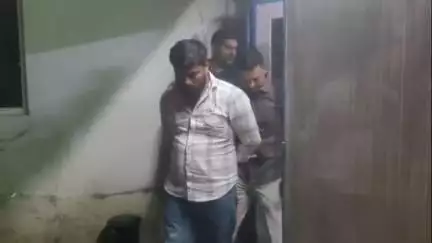 હિંમતનગર: સરપંચની ચૂંટણી જીતવા માટે લવાયેલો વિદેશી દારૂ એલસીબી પોલીસે કાલીપુરા પાસેથી ઝડપી પાડ્યો