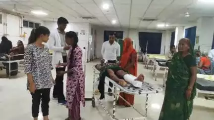 झालरापाटन: झालावाड़ के समीप हरनावदा शाहजी के पेट्रोल पंप के पास अज्ञात कार ने बाइक को मारी टक्कर, हादसे में बाइक सवार दो लोग घायल