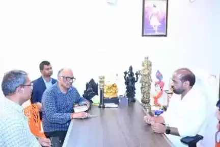 ధర్మవరం ఎన్డీఏ కార్యాలయంలో ప్రభుత్వ అధికారులతో మంత్రి సత్య కుమార్ యాదవ్ సమీక్ష.