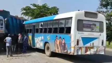 রামপুরহাট ১: রামপুরহাটে জাতীয় সড়কে নিয়ন্ত্রণ হারিয়ে যাত্রীবোঝাই সরকারি বাসের সঙ্গে ডাম্পারের সংঘর্ষ,সংঘর্ষে জখম ৭