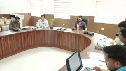 पौड़ी: डोर टू डोर कूड़ा संग्रहण, स्लॉटर हाउस संचालन और अतिक्रमण हटाने में लेट लतीफे पर DM ने अधिकारियों को चेतावनी जारी की
