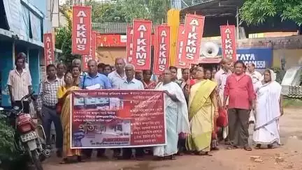 মথুরাপুর ২: অলইন্ডিয়া কৃষাণ খেদমজদুর সংগঠনের পক্ষ থেকে কাশিনগর ইলেকট্রিক অফিসে বিক্ষোভ ও ডেপুটেশন দেওয়া হয়
