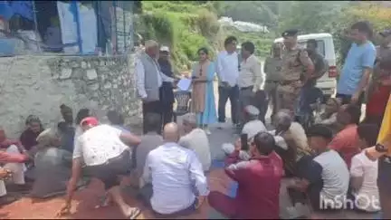 राजगढ़ी: बड़कोट बचाण गांव के ग्रामीणों ने सड़क कटिंग में गई भूमि का प्रतिकर न मिलने पर खांड गांव के पास सड़क पर किया जाम