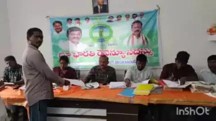 పరిగి: రెవెన్యూ సదస్సులతో భూ సమస్యల పరిష్కారం: బర్కత్ పల్లి గ్రామంలో రెవెన్యూ సదస్సులో తహసిల్దార్ ఆనంద్ రావు