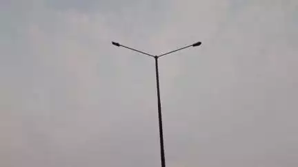 चारामा: नेशनल हाईवे 30 पर स्ट्रीट लाईट पड़ी हुई थी बंद पार्षद के पहल से बिजली मिस्त्री के माध्यम से बंद पड़े हुए स्ट्रीट लाइट को