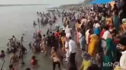 अनूपशहर: अनूपशहर के गंगा घाटों पर ज्येष्ठ पूर्णिमा पर हजारों श्रद्धालुओं ने लगाई आस्था की डुबकी