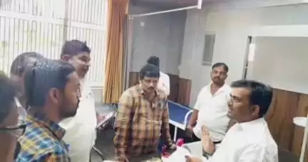 ಲಕ್ಷ್ಮೇಶ್ವರ: ಪಟ್ಟಣದಲ್ಲಿ ಸಾರ್ವಜನಿಕರ ಅಹವಾಲು ಸ್ವೀಕಾರಿಸಿದ ಶಾಸಕ ಚಂದ್ರು ಲಮಾಣಿ