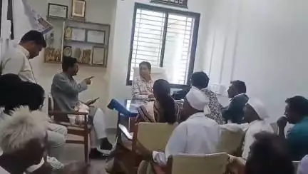 अंजनगाव सुर्जी: चेक न मिळाल्यामुळे घरकुल लाभार्थी धडकले पं.स कार्यालयावर;उपसभापती महेश खारोळे यांनी अधिकाऱ्यांशी केली चर्चा