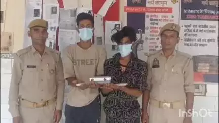 हापुड़: दिल्ली रोड पर स्थित श्मशान घाट के पास से पुलिस ने दो मोबाइल लुटेरों को किया गिरफ्तार, लूट गया एक मोबाइल और दो चाकू बरामद
