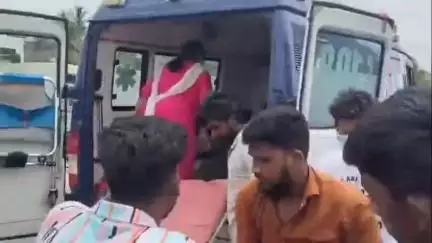 నగరంలో బైక్‌ను ఢీకొట్టిన లారీ, ఇద్దరికి తీవ్ర గాయాలు
