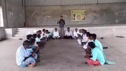 కోరుట్ల: ఎర్దండి కేశపూర్ గ్రామ యాదవ సంఘం భవనంలో సభ్యత్వ కార్యక్రమం నిర్వహించిన యాదవ సంఘం అడహాక్ కమిటీ జిల్లా అధ్యక్షుడు మల్లేష్ యాదవ్