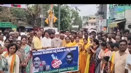 నరసాపురం: అమరావతి మహిళలను అవమానించే విధంగా వ్యాఖ్యలు చేసిన సాక్షి మీడియాను రద్దు చేయాలని పట్టణంలో కూటమి నేతలు, మహిళలు ర్యాలీ