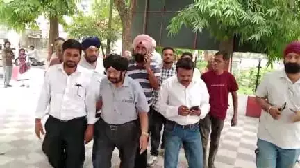 लखीमपुर: एलआरपी से पलिया बस अड्डे तक की सड़क चौड़ीकरण पर व्यापारियों ने जताया ऐतराज, कलेक्ट्रेट में डीएम से की मुलाकात
