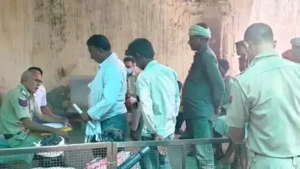 जहाज़पुर: लुहारी गांव के पास जंगलों में अवैध खदान ढहने के मामले में पुलिस ने दोनों मृतक मजदूरों का कराया पोस्टमार्टम