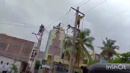 ఆదోని: పట్టణంలోని 3 వార్డుల్లో విద్యుత్ సమస్యను పరిష్కరించాలని కౌన్సిలర్‌ ఫయాజ్ వినతి