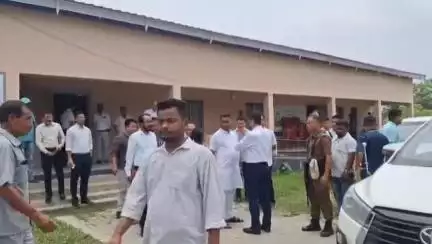 তামুলপুৰ: জিলা আয়ুক্ত কাৰ্যালয়ৰ সভাকক্ষত অনুষ্ঠিত পৰ্যালোচনা বৈঠকত উপস্থিত থাকে মন্ত্ৰী ৰঞ্জিত কুমাৰ দাস