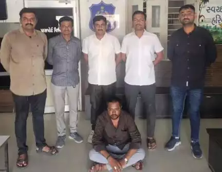 રાજુલા: શહેરના પો.સ્ટે વિસ્તારના માથાભારે શખ્સ વિરૂદ્ધ તડીપારની કાર્યવાહી કરતી રાજુલા પોલીસ સ્ટેશન ટીમ