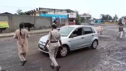 ముధోల్: నారీశక్తి కార్యక్రమంలో భాగంగా బాసర మండల కేంద్రంలో విస్తృతంగా వాహనాలను తనిఖీ చేసిన మహిళా పోలీసులు
