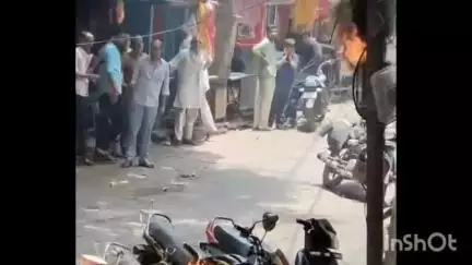 गुना नगर: सदर बाजार अनुराधा गली में शॉर्ट सर्किट से बिजली के खंभे में लगी आग, लोगों ने रखरखाव पर उठाए सवाल