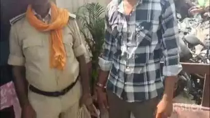 बड़हरा: कवल छपरा गांव से शराब मामले में फरार आरोपी को सिन्हा थाना पुलिस ने किया गिरफ्तार, भेजा गया जेल