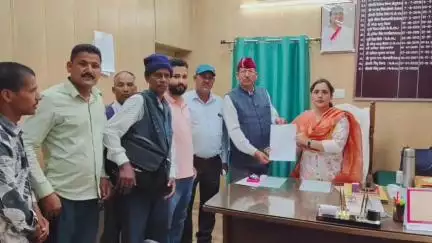 बाराकोट: रैगांव बाराकोट के फिरकोला जमाड़तोक पर बहने वाली पनार नदी पर अवैध खनन की शिकायत को लेकर लोगों ने एसडीएम को दिया ज्ञापन