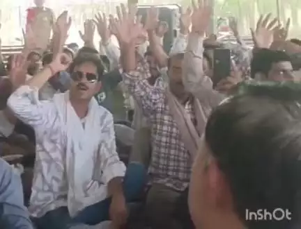 हरदोई: रोडवेज डिपो पर रोडवेज कर्मचारी संयुक्त परिषद ने किया प्रदर्शन, अवैध डग्गामर बसों और वाहनों पर रोक लगाने की मांग