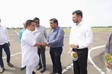 બાબરા: ગૃહ રાજ્યમંત્રીનું શહેરના એરપોર્ટ ખાતે સ્વાગત કરતા કલેક્ટર તથા બાબરાના ધારાસભ્ય જનકભાઈ તળાવીયા
