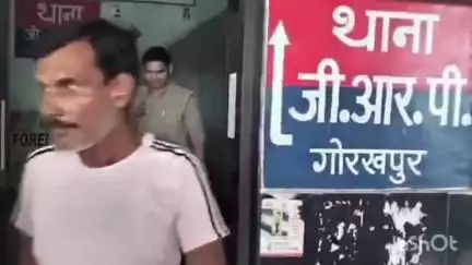 गोरखपुर: GRP पुलिस गोरखपुर ने रेलवे स्टेशन और ट्रेनों में चोरी करने वाले 2 शातिर चोरों को गिरफ्तार कर, 4 मोबाइल फोन किया बरामद