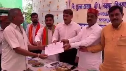 कवर्धा: कलेक्टर गोपाल वर्मा ने दशरंगपुर में निःशुल्क नक्शा, खसरा एवं बी-1 दस्तावेज का किया वितरण