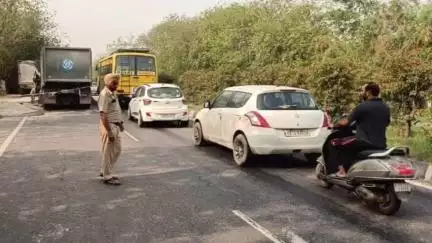 ਰੂਪਨਗਰ: ਘਨੌਲੀ ਵਿਖੇ ਟਿੱਪਰ ਅਤੇ ਟਰਾਲੇ ਦੀ ਹੋਈ ਟੱਕਰ ਵਿੱਚ ਟਿੱਪਰ ਦਾ 
ਹੋਇਆ ਭਾਰੀ ਨੁਕਸਾਨ, ਮੌਕੇ 'ਤੇ ਪਹੁੰਚੀ ਸੜਕ ਸੁਰੱਖਿਆ ਫੋਰਸ ਦੀ ਟੀਮ