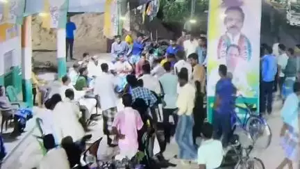 আউশগ্রাম ২: দলীয় কার্যালয়ে বসা নিয়ে তৃণমূলের গোষ্ঠী কোন্দলে তুমুল উত্তেজনা ছড়ালো আউশগ্রামের গেঁড়াইয়ে, উদ্ধার তাজা বোমা