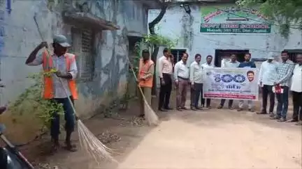 కోరుట్ల: మెట్పల్లిలో 100 రోజుల ప్రణాళికలో భాగంగా కమిషనర్ మోహన్ పారిశుధ్య పనులు పరిశీలించారు