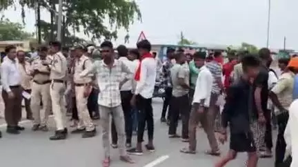 कवर्धा: दशरंगपुर के सरपंच के कार्यों से नाराज उप सरपंच और ग्रामीणों ने NH-30 पर किया चक्का जाम
